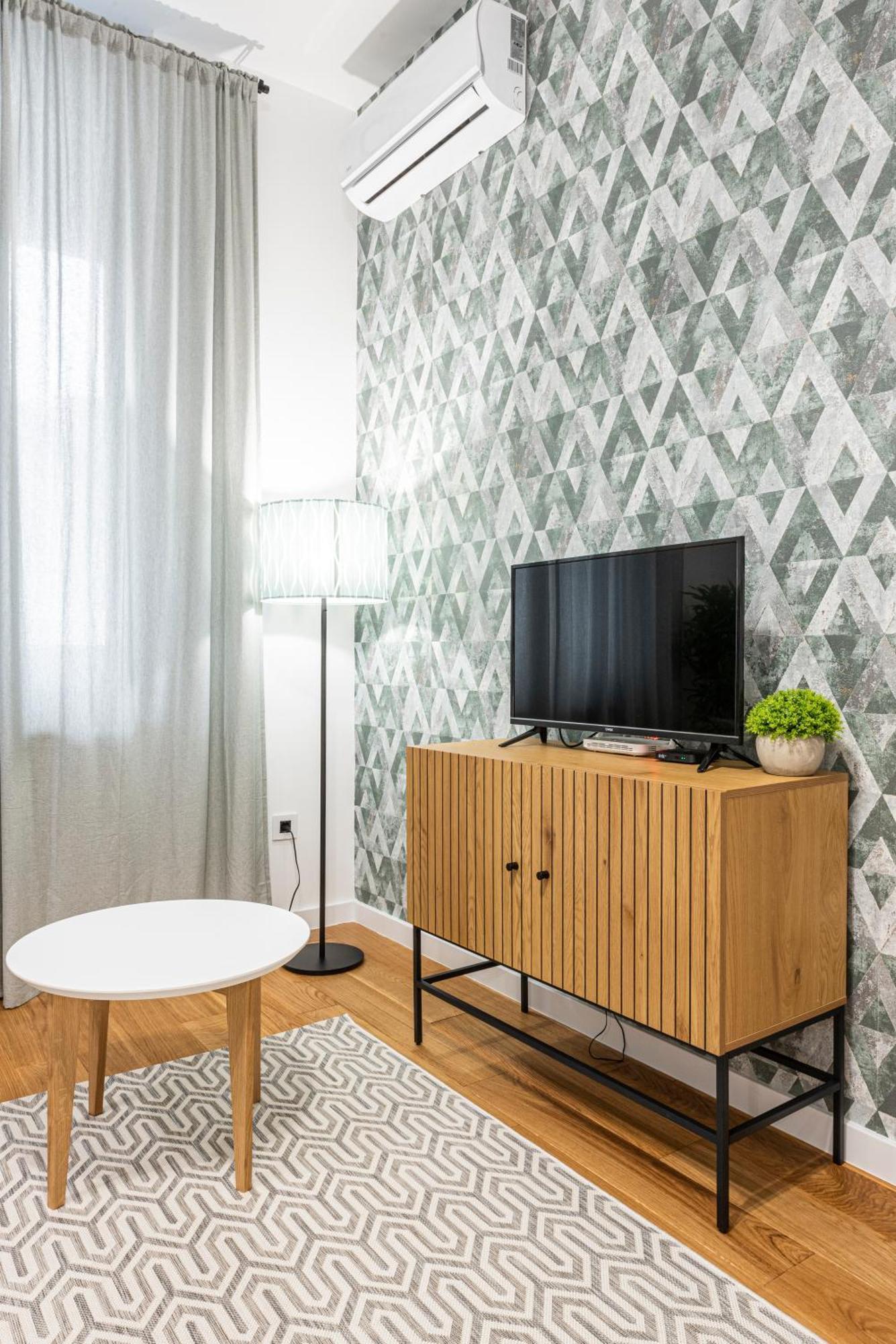 Vertigo One Bedroom Apartment - Free Private Parking-Fast Wi-Fi Novi Sad Dış mekan fotoğraf